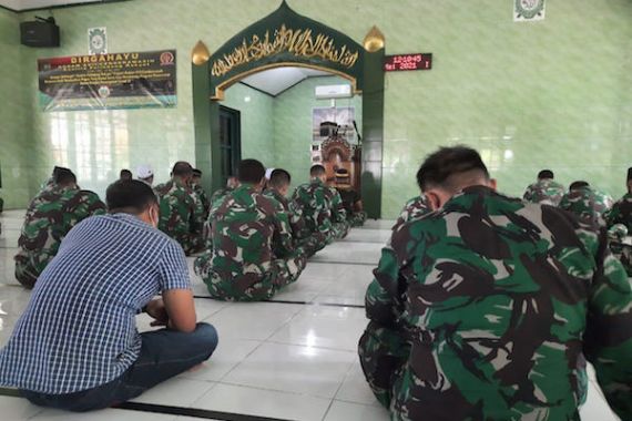 Brigjen TNI Bangun Ajak Prajuritnya Bersila, Kompak, Nih Penampakannya - JPNN.COM
