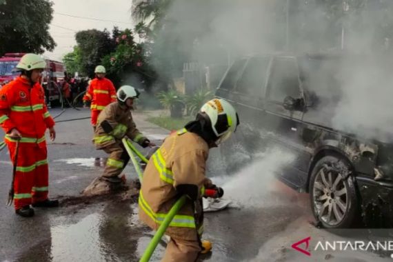 Mobil Range Rover Hangus Terbakar di Rawamangun, Lihat Begini Kondisinya - JPNN.COM