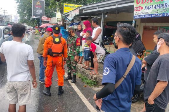 Hujan Deras, Bocah 3 Tahun Hanyut Terbawa Arus Drainase Pasar Tugu - JPNN.COM