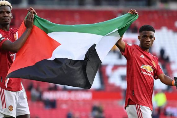 Manchester United Tertahan, Bendera Palestina Berkibar di Old Trafford - JPNN.COM