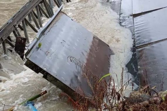 Jembatan di Simeulue Jembatan Ambruk Diterjang Banjir, Aktivitas Warga Lumpuh - JPNN.COM
