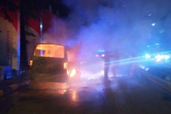 Detik-detik Mobil Angkutan Umum Terbakar hingga Gosong di Cakung - JPNN.COM