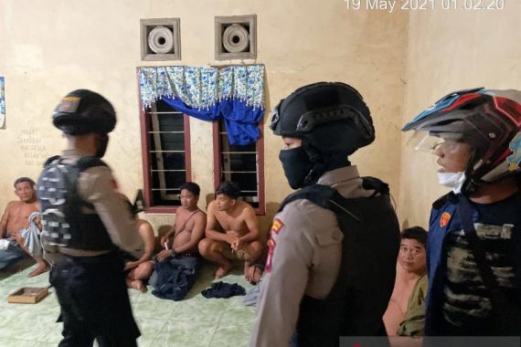 Polisi Bersenjata Gerebek Judi Sabung Ayam di Nunukan - JPNN.COM