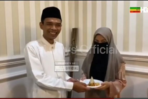 Ustaz Abdul Somad Rayakan Milad Bersama Fatimah, Mesra Sekali - JPNN.COM