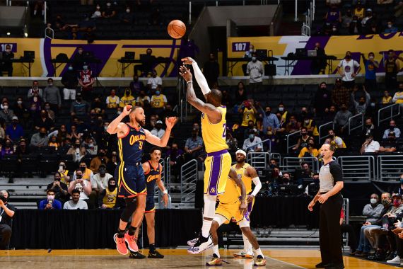 Three Point LeBron James di Menit Terakhir Bawa Lakers ke NBA Playoffs - JPNN.COM