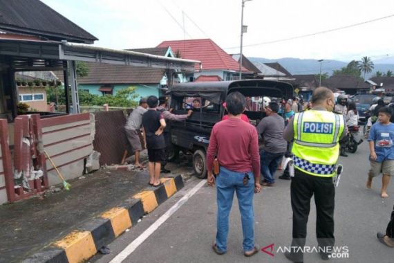 Dua Pejalan Kaki Tewas Mengenaskan Ditabrak Angkutan Pedesaan - JPNN.COM