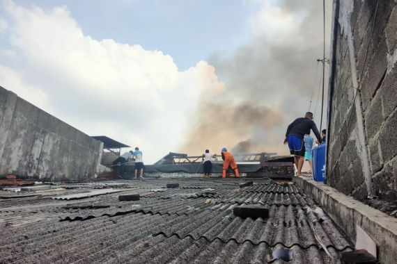 Puntung Rokok Diduga Jadi Penyebab Kebakaran Rumah di Jatinegara - JPNN.COM