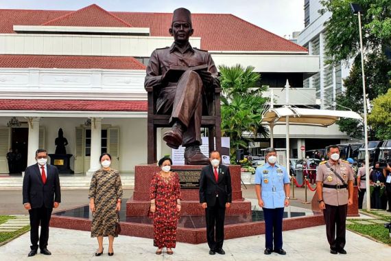 Megawati: Semua Harus Membuka Mata Batin, Pikiran, Jiwa, Sungguh-sungguh Menjalankan Pancasila - JPNN.COM