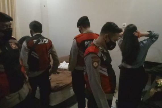 Lima Pasangan Bukan Muhrim Digerebek di Kamar Indekos, Lihat Foto Ceweknya Lagi... - JPNN.COM