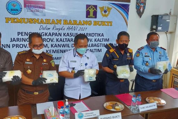 Dikejar Petugas Gabungan Bea Cukai-BNN, Mobil Bawa Narkoba Masuk ke Jurang, Sopir Kabur ke Hutan - JPNN.COM