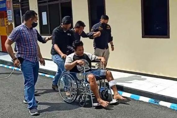 Cepol dan Fe Sudah Ditangkap Polisi, Satu Terduduk di Kursi Roda, Rekannya Terpaksa Dibopong - JPNN.COM