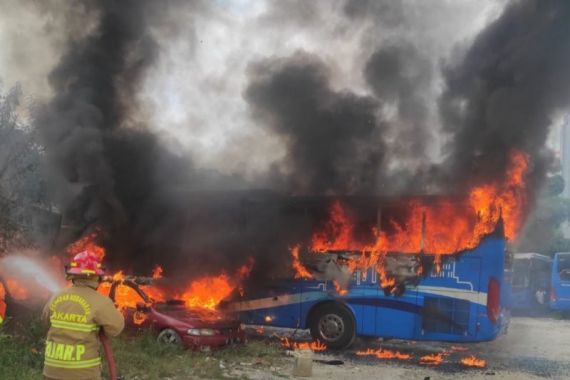 1 Bus dan 2 Mobil Terbakar di Mampang - JPNN.COM