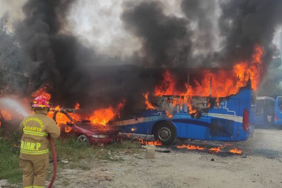 Usai Diparkir, Bus Transjabodetabek Terbakar di Jaksel, Lihat Fotonya - JPNN.COM