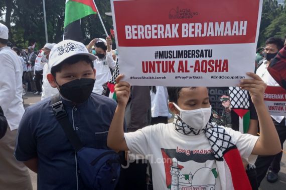 Bela Palestina, Anak-anak Ini Beraksi di Depan Kedubes AS, Lihat - JPNN.COM