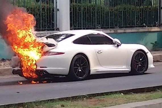 Duh, Mobil Mewah Terbakar di Kelapa Gading, Harganya Fantastis - JPNN.COM