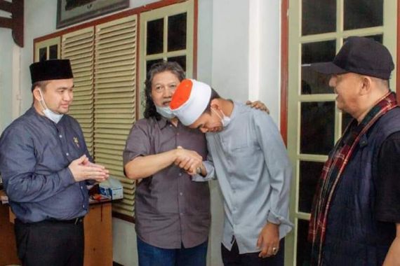 Ustaz Abdul Somad Sowan Cak Nun, Bersalaman, Kepalanya Menunduk - JPNN.COM