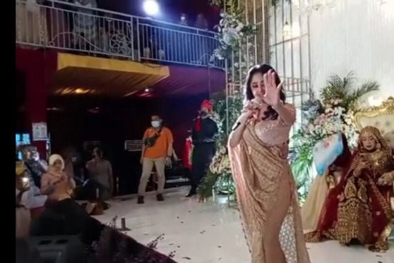 Video Dewi Perssik Bikin Heboh, Bupati Sudah Berkoordinasi dengan Kapolres, Siap-siap Saja - JPNN.COM
