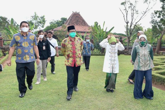 Gus Menteri Sambangi Candi Rimbi di Jombang - JPNN.COM