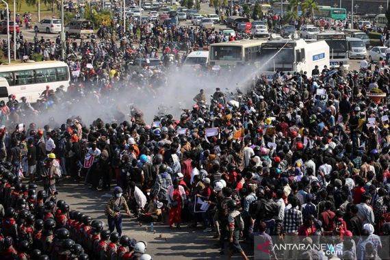 Makin Brutal, Tentara Myanmar Tabrakkan Mobil ke Kerumunan Demonstran Anti-Kudeta - JPNN.COM