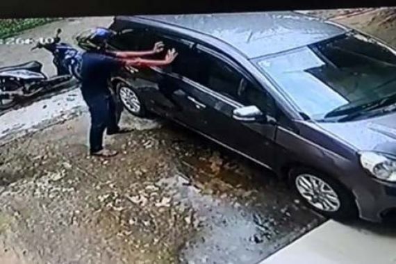 Pencuri Bermodus Pecah Kaca Mobil Terekam CCTV Saat Beraksi, Begini Penampakannya - JPNN.COM