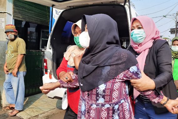 Makam Warga Buaran Meninggal Usai Divaksin AstraZeneca Dibongkar, Keluarga Menyayangkan 1 Hal - JPNN.COM