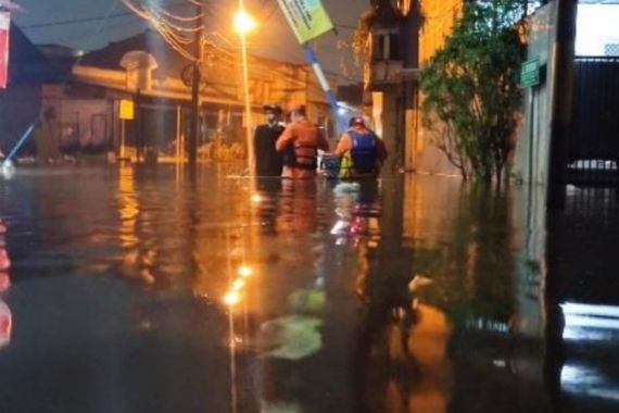 Hujan Deras Sejak Senin Sore, Lima Perumahan di Kota Bekasi Terendam Banjir - JPNN.COM