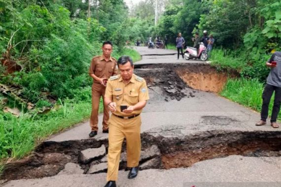 Pergerakan Tanah di Desa Kungkilan, Akses Jalan Baturaja-OKU Selatan Putus Total - JPNN.COM