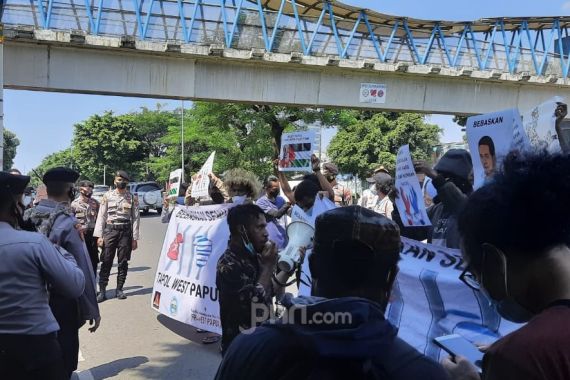 Demo di Depan PN Jaktim, Ormas Papua Tuntut 2 Aktivis Dibebaskan - JPNN.COM