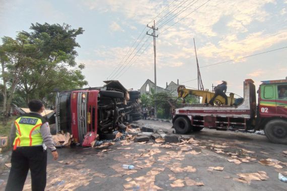 Truk Muatan Air Mineral Tertabrak Kereta, Sopir Tak Terselamatkan - JPNN.COM