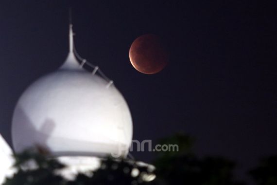 Masjid Agung Palembang Menggelar Salat Gerhana Bulan Total - JPNN.COM