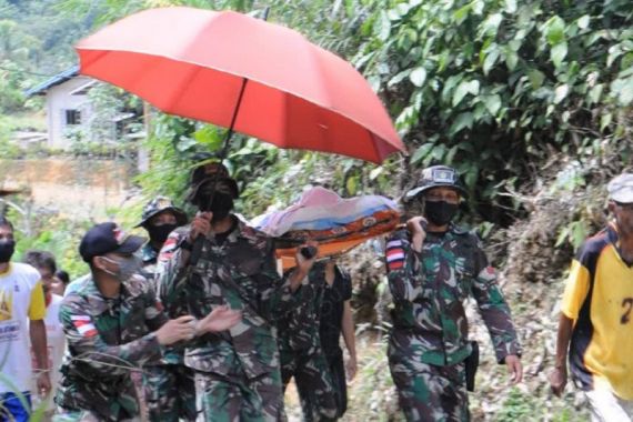 Menggunakan Tandu, Anggota TNI di Perbatasan RI-Malaysia Mengevakuasi Ibu Sinjan ke Puskesmas - JPNN.COM