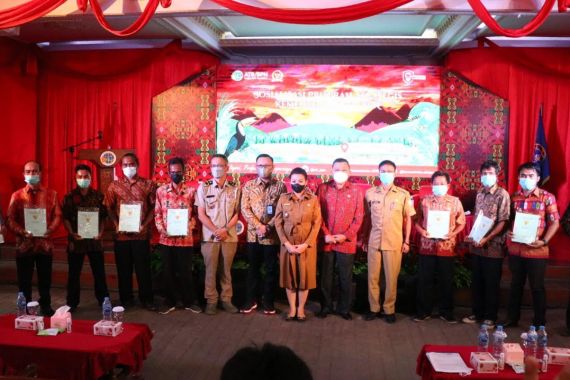 Serahkan Sertipikat Tanah, Cornelis DPR Dukung Program Strategis Kementerian ATR/BPN - JPNN.COM