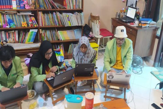Lihat Nih, Mahasiswa YARSI Beraksi di TBM Bukit Duri Bercerita, Patut Dicontoh - JPNN.COM