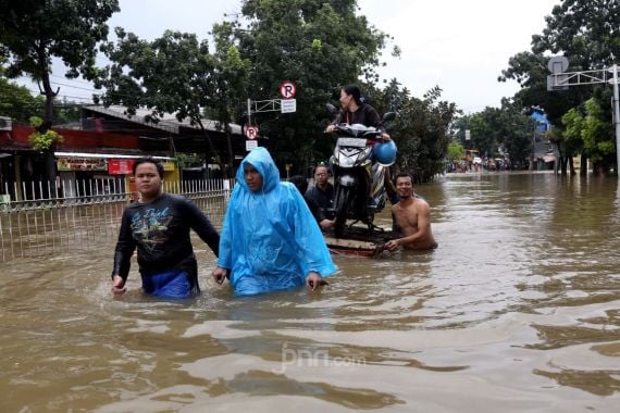 Bandung dan Bogor Hujan Deras, Sungai Citarum Meluap, Ratusan Rumah Terendam Banjir - JPNN.COM