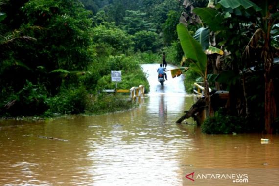 Banjir Menerjang, Aktivitas Warga Lumpuh, Ketinggian Air Sungai Terus Naik - JPNN.COM
