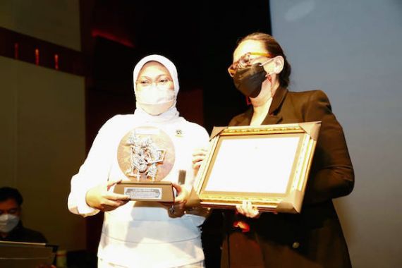 Menaker Ida Beri Penghargaan Life-Time Achievement Kepada Sineas Film Indonesia - JPNN.COM
