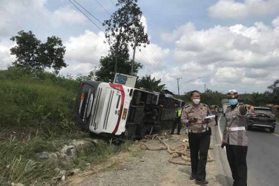 Bus R6 Sambodo Terbalik di Jalintim, 4 Orang Tewas Mengenaskan, Sopir Melarikan Diri - JPNN.COM