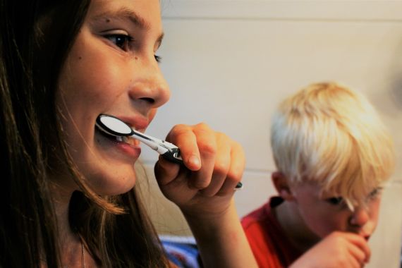 9 Kiat Merawat Gigi untuk Penyuka Makanan Manis - JPNN.COM