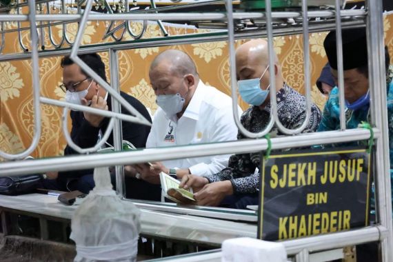 Ketua DPD RI Ziarah ke Makam Pahlawan Syekh Yusuf di Sulsel - JPNN.COM