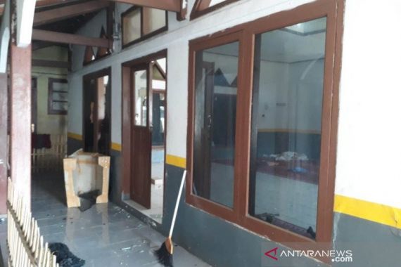 Masjid di Garut Dirusak, Kaca Pecah, Pelaku Naik Mobil - JPNN.COM