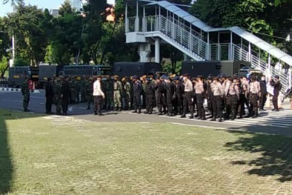 Prajurit TNI-Polri Bersiaga di KPK - JPNN.COM