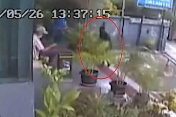 Lihat, Terduga Pembunuh Perempuan di Kamar Hotel Itu Terekam CCTV - JPNN.COM