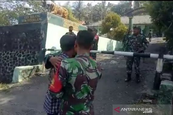 Sambil Menenteng Sajam, Dadang Cs Serang Markas TNI-Kantor Polisi, Bripka Uun Nyaris jadi Korban - JPNN.COM