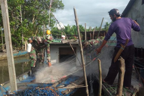 Prajurit Yonif 645/Gty Beranjangsana ke Kelompok Masyarakat Nelayan di Desa Sebubus - JPNN.COM