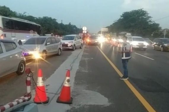 Hindari Tol Jakarta-Cikampek, Jasa Marga Terapkan Contraflow - JPNN.COM
