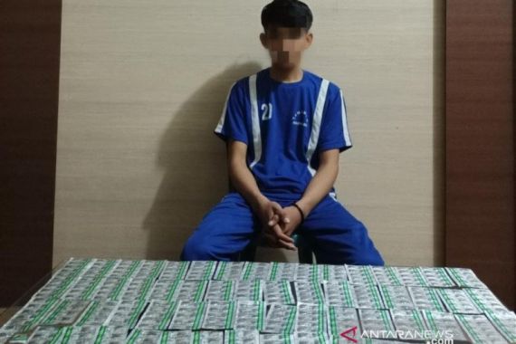 Jual Obat Keras Tanpa Izin, Remaja 19 Tahun Ini Ditangkap, Terancam 15 Tahun Penjara - JPNN.COM