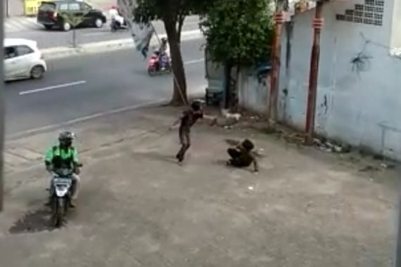 Duel Pakai Sajam, 2 Pemuda Bersimbah Darah, Videonya Viral - JPNN.COM
