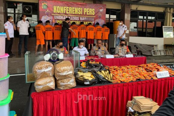 Polisi Gerebek Industri Rumahan Tembakau Sintesis di Bogor, 9 Pelaku Ditangkap, Nih Penampakannya - JPNN.COM