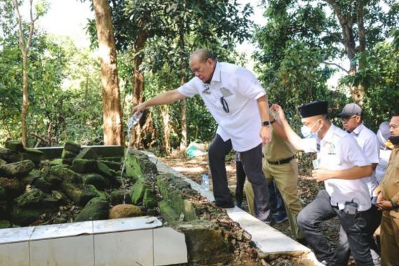Ziarah ke Makam Lasalaga, Ketua DPD RI Bantu Perbaikan Kompleks Kuburan - JPNN.COM