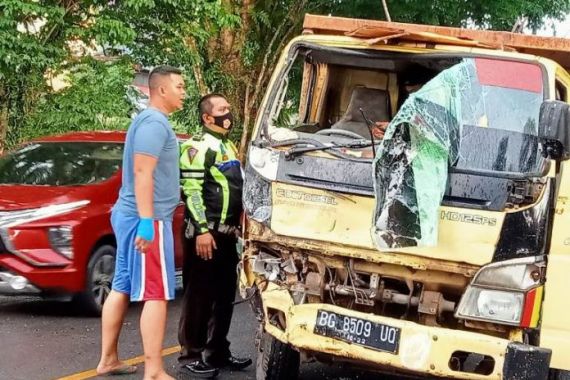 Kecelakaan Maut Truk Vs Pikap, Fauzilah Tewas Terjepit, Kemas Enung Sekarat - JPNN.COM